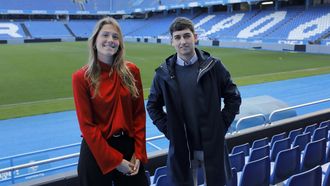 Ana Julia, responsable de proyectos internacionales del Deportivo, y lex Vidal, responsable del rea internacional, posan en el estadio de Riazor