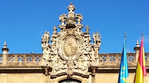 Estado actual del escudo del Hotel de la Reconquista de Oviedo, antiguamente hospicio provincial