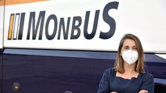 Alba L�pez, directora de M�rketing de Monbus, posa ante uno de los autobuses de la empresa