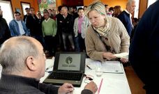 Decenas de personas acudieron a la reuni�n informativa de ayer en Corcoesto.