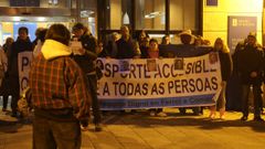 Concentraci�n en protesta por los problemas del autob�s en la comarca de Ferrol, este martes frente al edificio de la Xunta.
