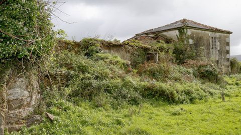 TORRES DE TALLO. El pazo pontecesán está catalogado como BIC, pero la falta de mantenimiento ha hecho que ahora sea una ruina. Está en manos privadas. Sería una candidata a la expropiación.