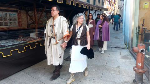 Visitantes con trajes de �poca en la calle Abelardo Baanante