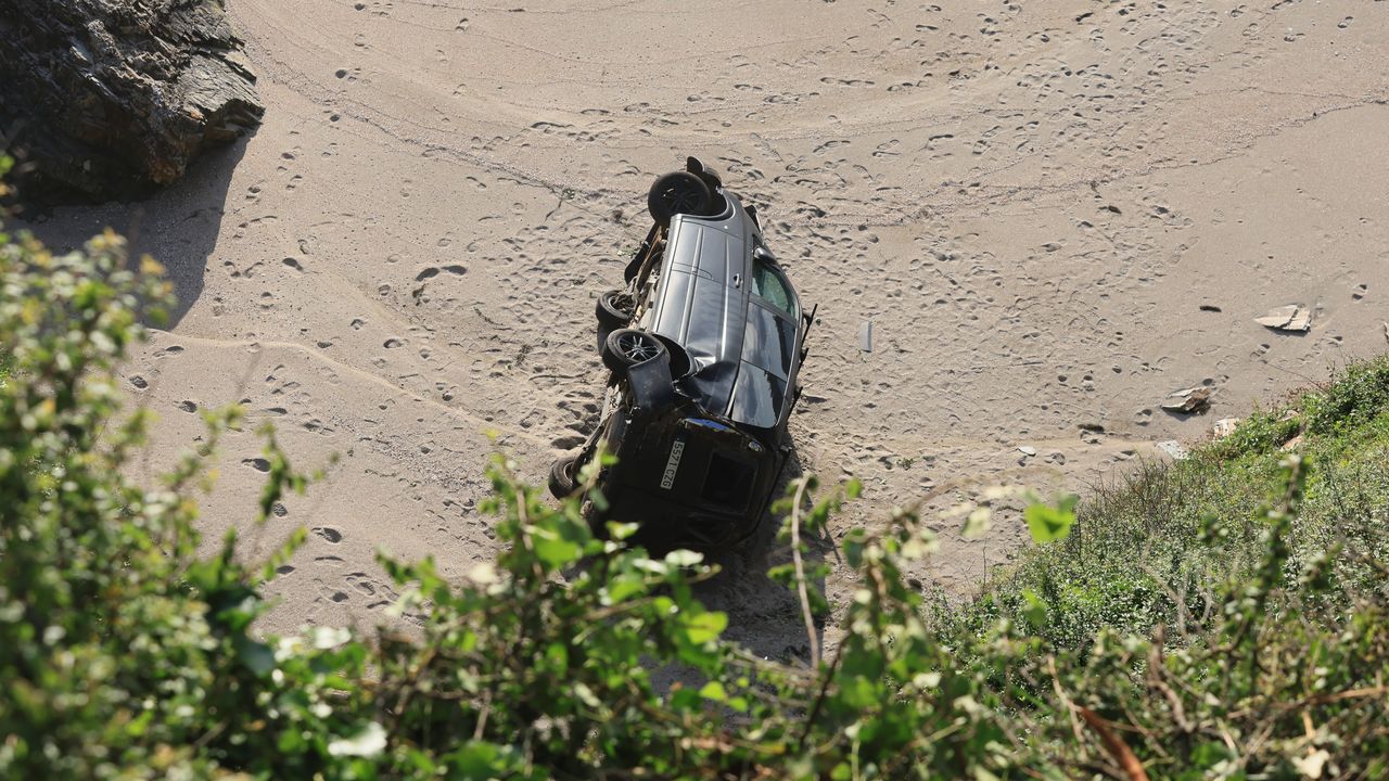 Un coche se precipitó a la ría de Ribadeo junto al puente de Los Santos
