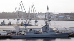 Una de las fragas de la serie F-100, en los muelles del Arsenal de Ferrol