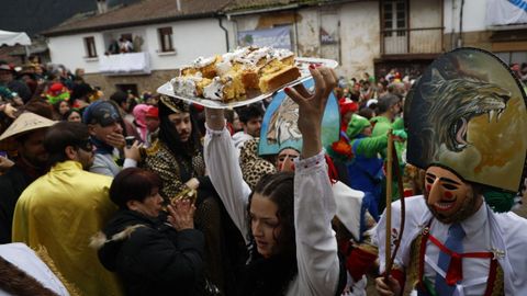 Estrea do peliqueiro no entroido de Laza e reparto de bica na Picota.
