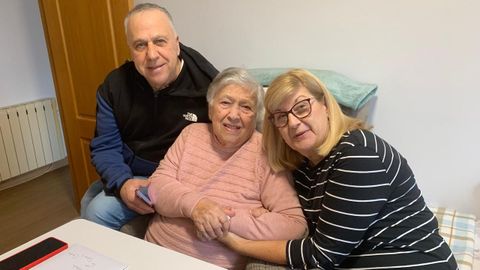 La italiana Sebastiana Savasta, con su hijo Victorio y su nuera, Ana, en su casa de Bergondo, donde cumpli� 100 a�os