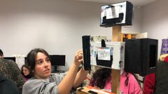 Este particular �rbol navide�o decora los pasillos de la escuela Mestre Mateo. Es una composici�n de Adviento hecha con las c�maras estenopeicas que fabricaron los alumnos de primero de Fotograf�a. Hay 20 y cada d�a se descubre una foto hecha con esta t�cnica de la ciudad en su interior, ya que el d�a 20 acaban las clases.