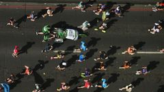 Atletas participantes en el marat�n de Londres, a su paso por el Tower Bridge.