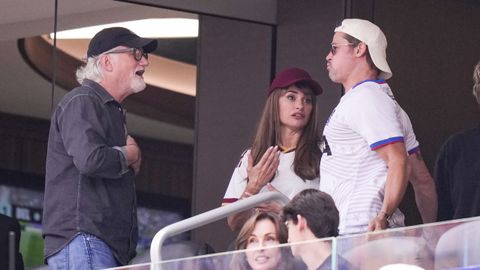 Brad Pitt y Pen�lope Cruz, en otro momento del partido