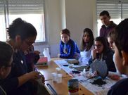 Alumnos de primeiro de ESO do colexio Doutor L�pez Su�rez experimentaron coas antigas t�cnicas de decoraci�n con pinturas que se utilizaron hai miles de anos nas sepulturas megal�ticas  