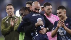 Claudio Gir�ldez, abrazado a Ilaix Moriba en la celebraci�n del triunfo del Celta en Lyon.