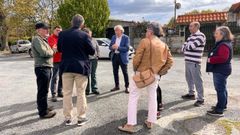 Emilio Gonz�lez Afonso, con los vecinos de Vilari�o, en Castro de Beiro.