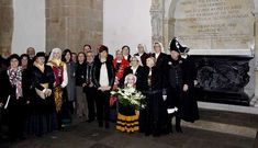 <span lang= gl >No Pante�n de Galegos Ilustres</span>. Os escritores leron textos e cantaron poemas de Rosal�a, e o poeta Carlos Negro leu un manifesto sobre �a int�rprete m�is veraz dos nosos dramas colectivos�.