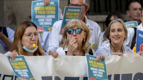 M�dicos en una manifestaci�n en demanda de mejoras en su jornada laboral, en Madrid.