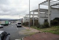 La empresa reclama que se vio obligada a construir un muro de contenci�n al norte de las parcelas. 