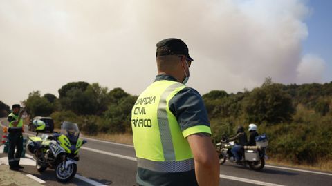 Efectivos de la Guardia Civil controlan el acceso a las localidades pr�ximas al incendio en la carretera M512 