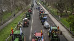 Protesta con tractores en la N-120 en su acceso a Ourense en protesta por el acuerdo de la UE con Mercosur.