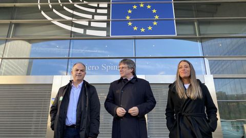 El secretario general de Junts, Jordi Turull; el expresidente de la Generalitat, Carles Puigdemont; y la diputada de Junts, Miriam Nogueras, en el exterior del Parlamento Europeo, en Bruselas