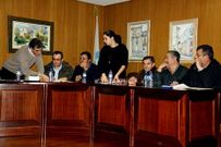 La oposici�n hablando con el secretario (a la izquierda).