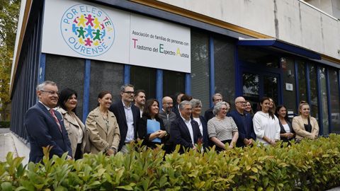 Los representantes de las instituciones que acudieron a la inauguracin posaron frente a la nueva sede