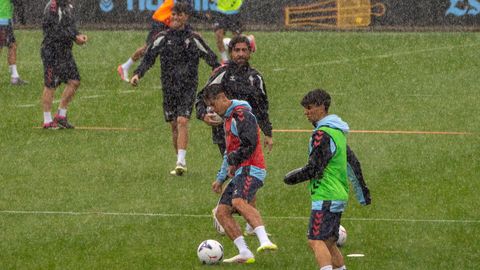Los jugadores del Celta Fortuna Pablo Meix�s y �ngel Arcos, en el entrenamiento de este domingo.