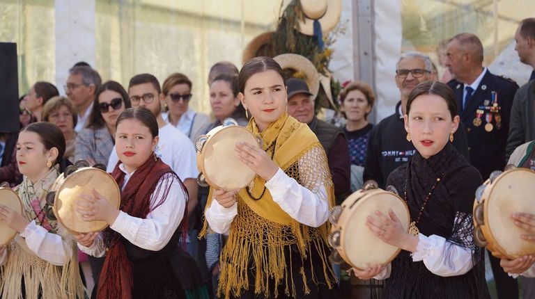 La m&uacute;sica tradicional no falt&oacute; en la jornada inaugural de las Feiras do Abril en Val do Dubra.