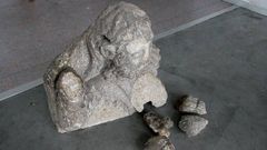A consecuencia del impacto contra el suelo, se fracturaron las manos y la cruz de la imagen