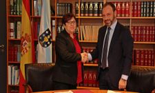 Lourdes Vilach�n y Santiago Ferreiro, tras la firma protocolaria.