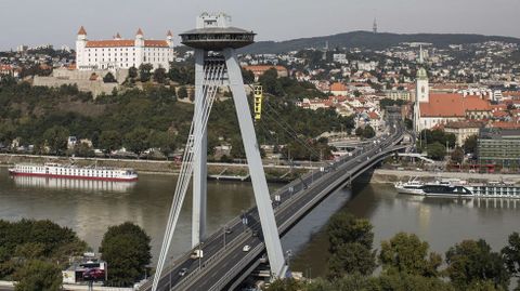 Un activista de Greenpeace cuelga un cartel donde se puede leer �No TTIP� del �puente ovni� sobre el Danubio.