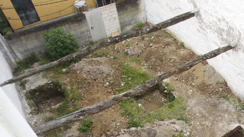 La capa oscura con cenizas y material carbonizado apareci� en la cata situada en el lateral izquierdo de la parcela del n�mero 22-24 de la calle Castro, en Ferrol Vello.