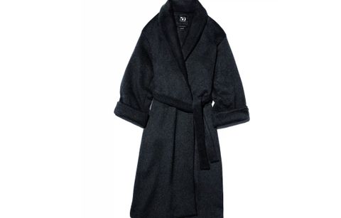 Linda Evangelista x Zara Bata. Abrigo de Cachemir por el 50 Aniversario. Linda Evangelista colaboró con el equipo de Zara para diseñar una prenda unisex que transita con naturalidad entre ocasiones: algo que se pueda llevar sobre los hombros con un vestido de cóctel o con un jean y camiseta favoritos. El resultado es esta creación de tamaño generoso, sin estructura, hecha de una lujosa mezcla de cachemir y lana, deliberadamente neutra y despojada de detalles de moda, permitiendo que el estilo del usuario defina cómo se lleva y qué representa. El volumen aporta presencia; el tejido, comodidad. Disponible en dos tallas.