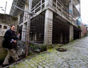 Fernando entra al s�tano por una rendija de la verja. 