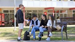 Cuatro estudiantes de Derecho, en el campus sur de la Universidade de Santiago.