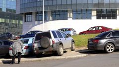 La escasez de espacio para estacionar provoca que aceras y zonas verdes del recinto hospitalario est�n tomadas por los veh�culos a diario