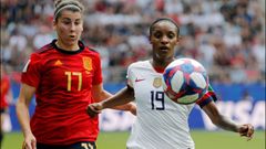 La jugadora asturiana de la selecci�n espa�ola, Luc�a Garc�a (i), pelea por el bal�n con la de la estadounidense, Crystal Dunn