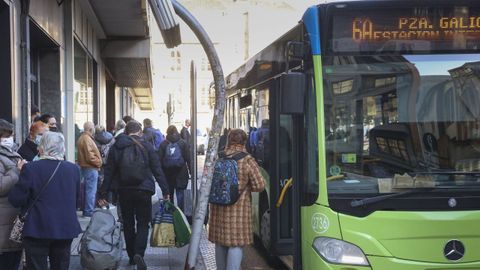 Mucha gente emplea este autobs como lo que es, un urbano, de modo que ni es cmodo para compostelanos ni para turistas. Hacen uso de l en las paradas del centro, como esta de la plaza de Galicia, y ese recorrido ralentiza las idas y venidas al aeropuerto.