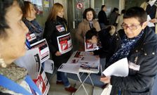 <span lang= es-es >Protestas en Santiago y Vigo</span>. La <span lang= gl >Plataforma Galega de Afectados pola Hepatite C </span>organiz� sendas recogidas de firmas en los hospitales de Santiago y Vigo (en la imagen) dentro de la campa�a estatal que est�n llevando a cabo los enfermos para que el tratamiento se extienda a todos los casos. 