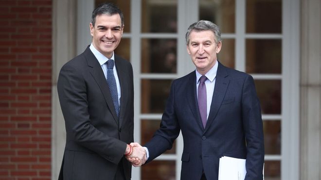 El presidente del Goberno, Pedro Sánchez, recibe en la Moncloa al líder del PP, Alberto Núñez Feijoo