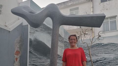 Natalia, junto a la obra ya restaurada