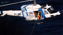 Emma Bonino, en julio de 1995, cuando visit� Galicia y no dud� en descender desde un helic�ptero de Gardacostas de Galicia a un barco.
