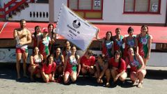 La trainera femenina de A Cabana, con la bandera de Oleiros