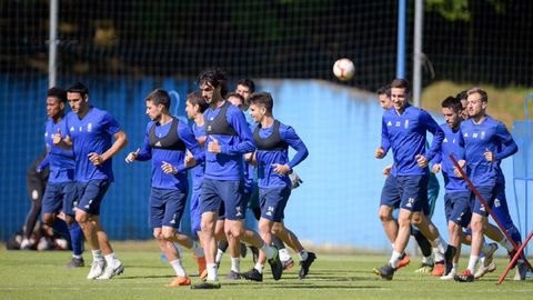 Los jugadores del Real Oviedo corriendo en El Requexn