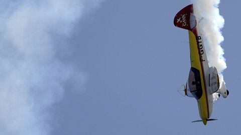Miles de personas han seguido desde la playa de San Lorenzo y sus aledaños las exhibiciones y acrobacias de los aviones, helicópteros y paracaidistas que han participado en el XIX Festival Aéreo de Gijón, un evento que se ha iniciado al mediodía con unas condiciones meteorológicas idóneas, con cielo despejado, sol y poco viento.