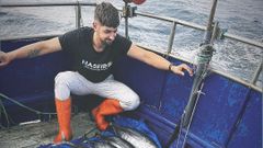 Csar, tras una jornada de pesca en el barco que comanda en Asturias