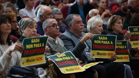 Miembros de Alternativa, entre ellos los alcaldes de Oleiros y Carral, portaban pancartas.
