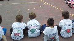 Foto de archivo de escolares del CEIP de Arz�a en el patio del colegio