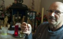 Antonio muestra la imagen, que guarda en una urna junto a los exvotos que dejan los fieles.