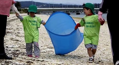 Los peque�os detectives verdes de Aralde contribuyeron a limpiar eficazmente el hermoso arenal isle�o.