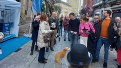 igo Errejn y Marta Lois, esta maana repartiendo publicidad en Ourense, donde coincidieron en el puesto del PP con el diputado Celso Delgado.